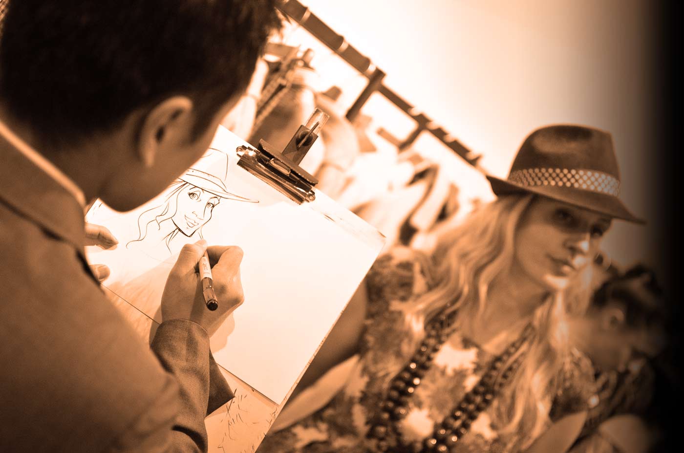Schnellzeichner auf Eröffnungsfeier eines Modegeschäftes, Karikatur auf Einladungskarte